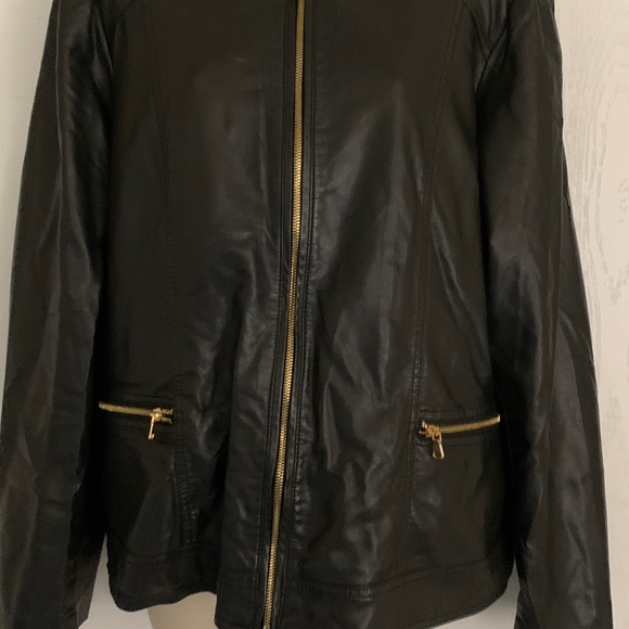 Ladies Colebrook leather zip up black jacket. Size 14/16. Very nice. - Picture 4 of 9